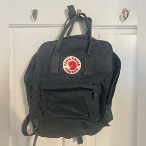 Grey fjallraven kanken backpack